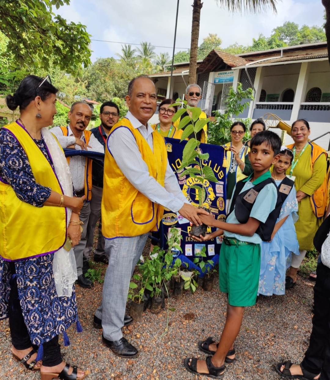Celebrated Vanamahostsav in the School premises 