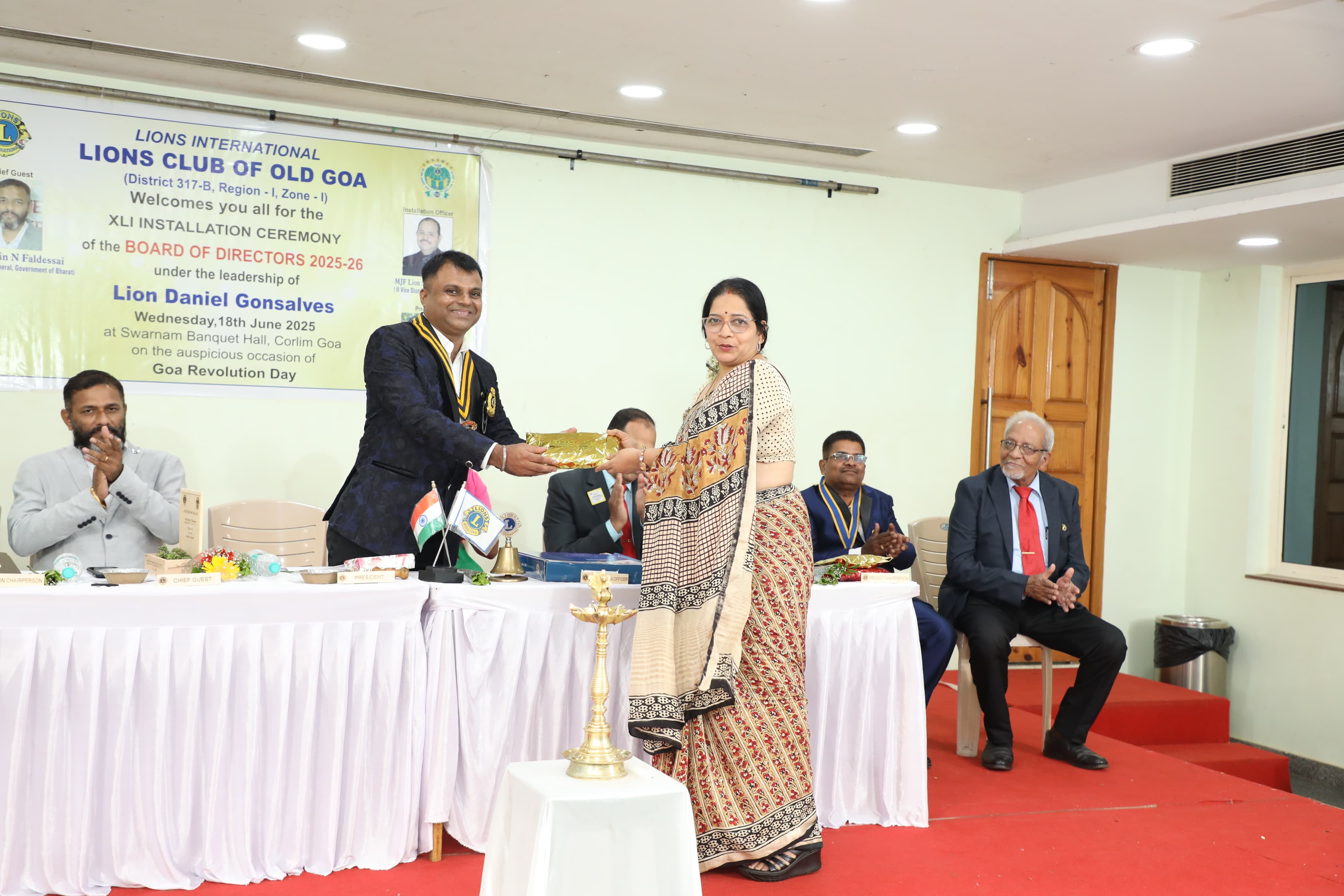 Felicitation of Chief Guest and Installation Officer by Lion President.