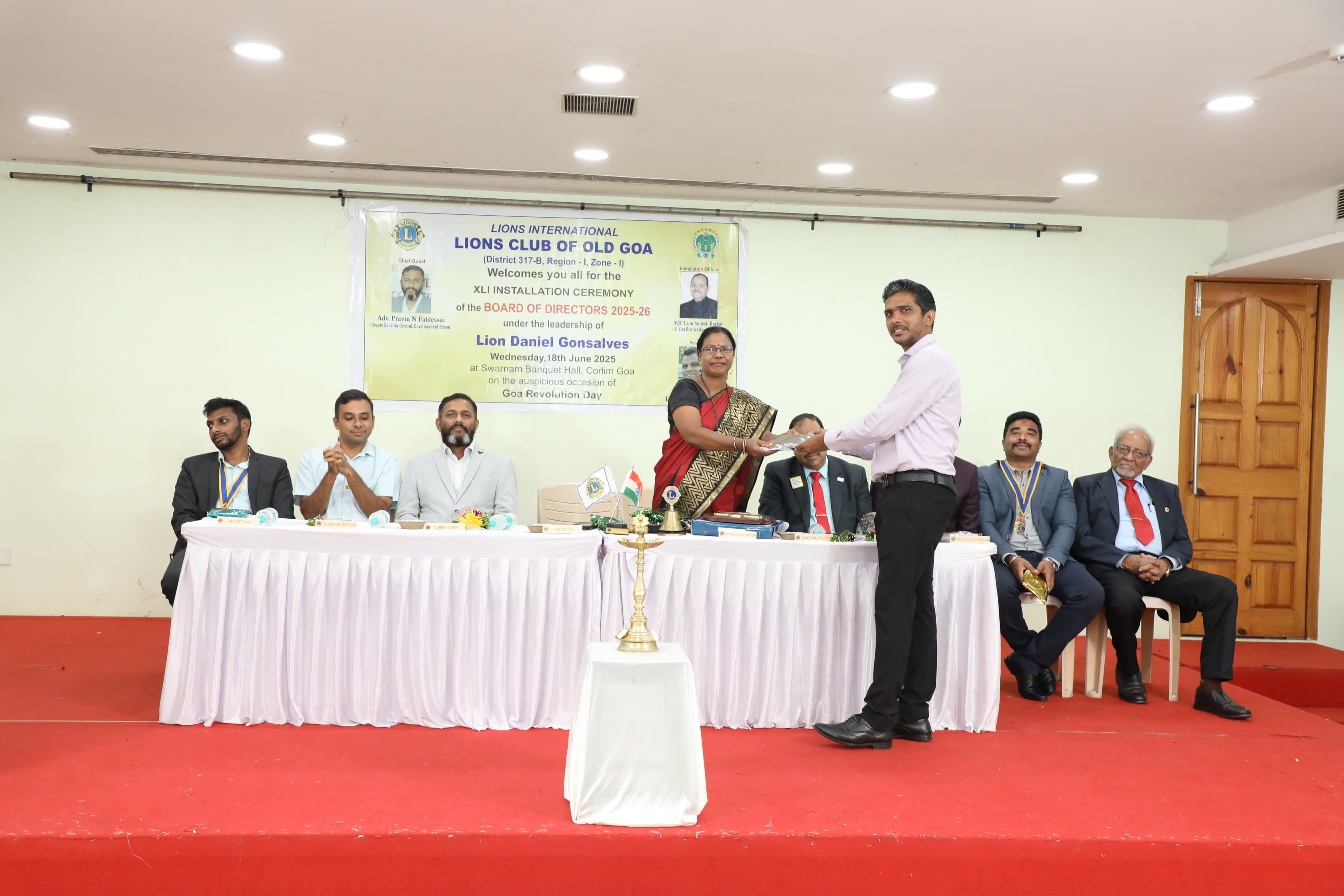 Felicitation of Chief Guest and Installation Officer by Lion President.