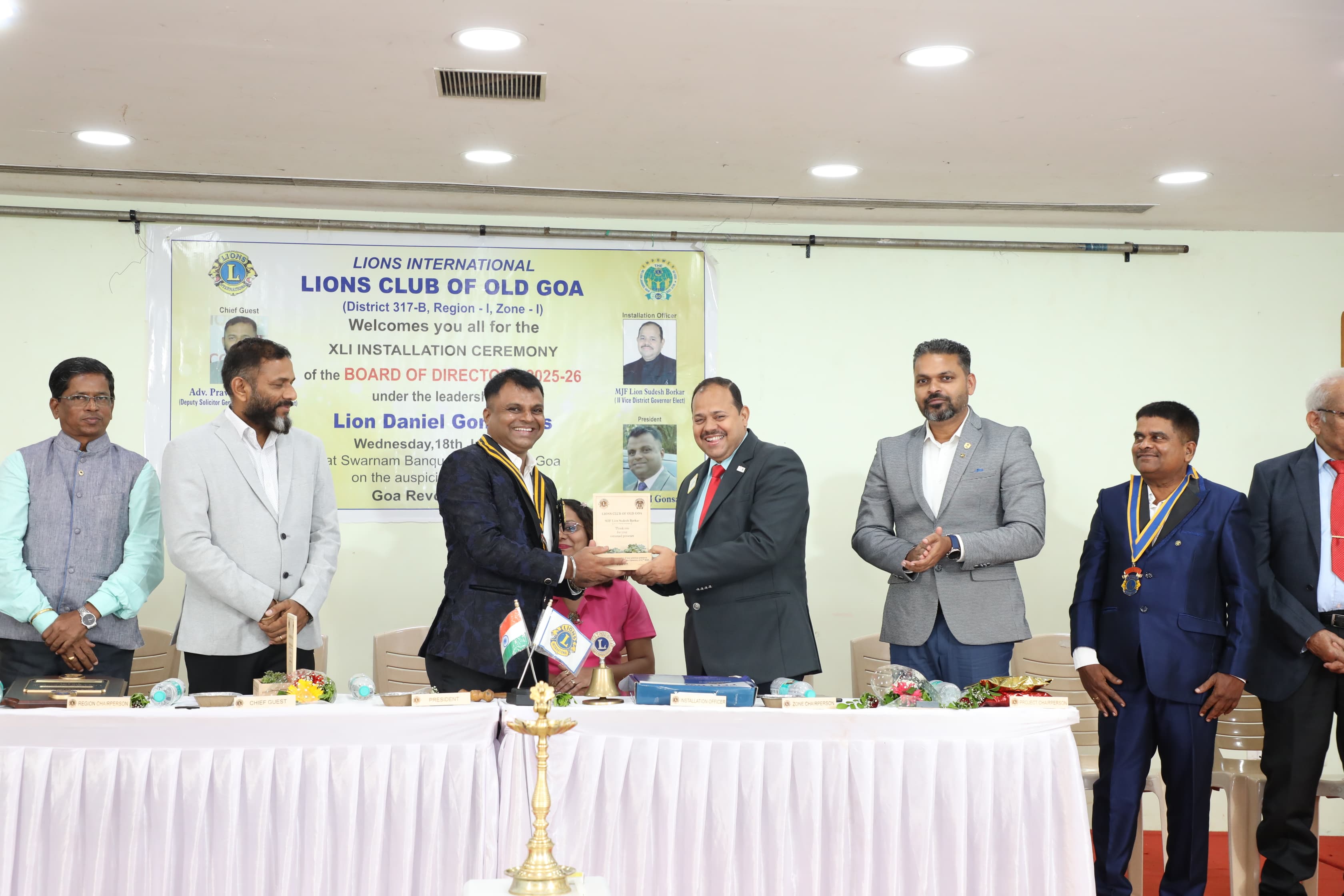 Felicitation of Chief Guest and Installation Officer by Lion President.