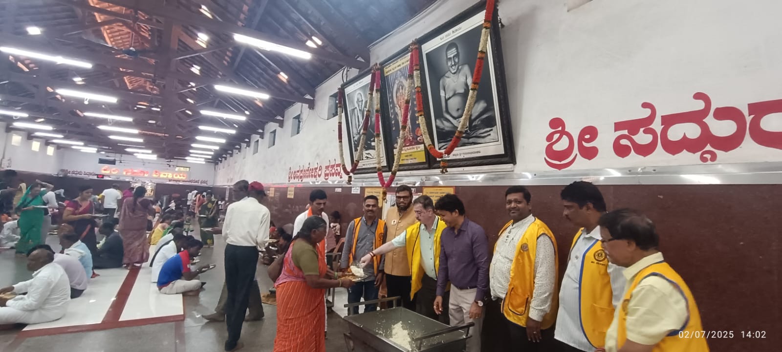 ONE REGION ONE ACTIVITY- RELIVING THE HUNGER- DONATION OF FOOD TO DEVOTEES OF SHRI SIDDHARUDH SWAMI MUTT