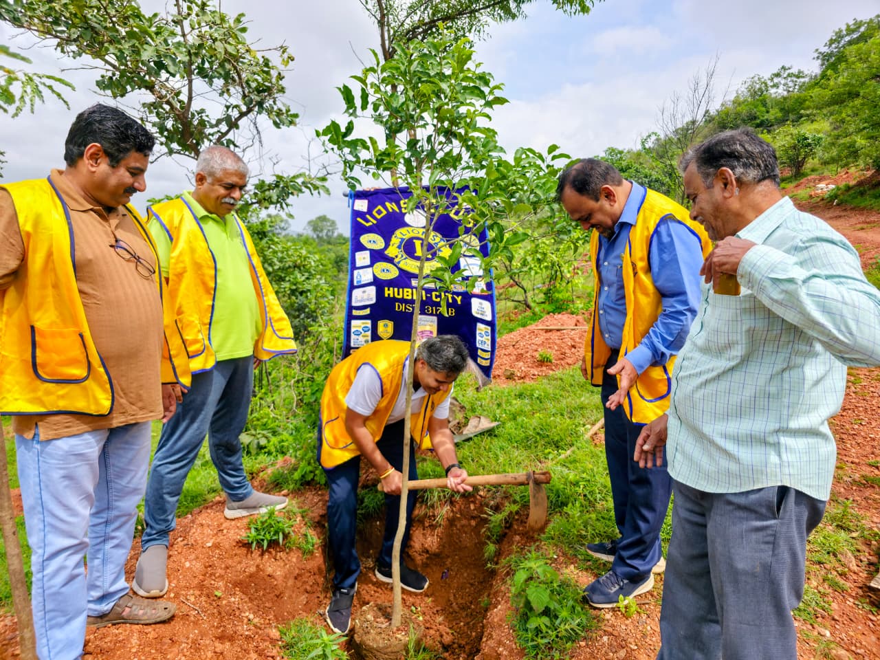 Friday, 22nd August 2025, we P S T of Lions Club of Hubli City, along with our Club Member Ln. Channu Hosmani (President, Green Karnataka Association), organized a plantation drive at Nrupatunga Betta.