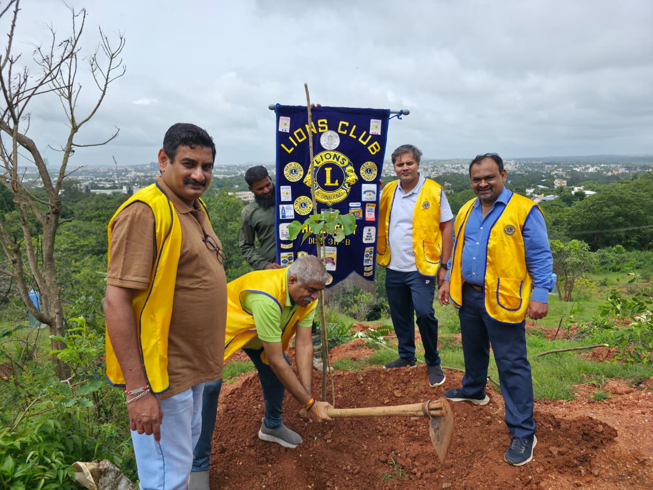 Friday, 22nd August 2025, we P S T of Lions Club of Hubli City, along with our Club Member Ln. Channu Hosmani (President, Green Karnataka Association), organized a plantation drive at Nrupatunga Betta.