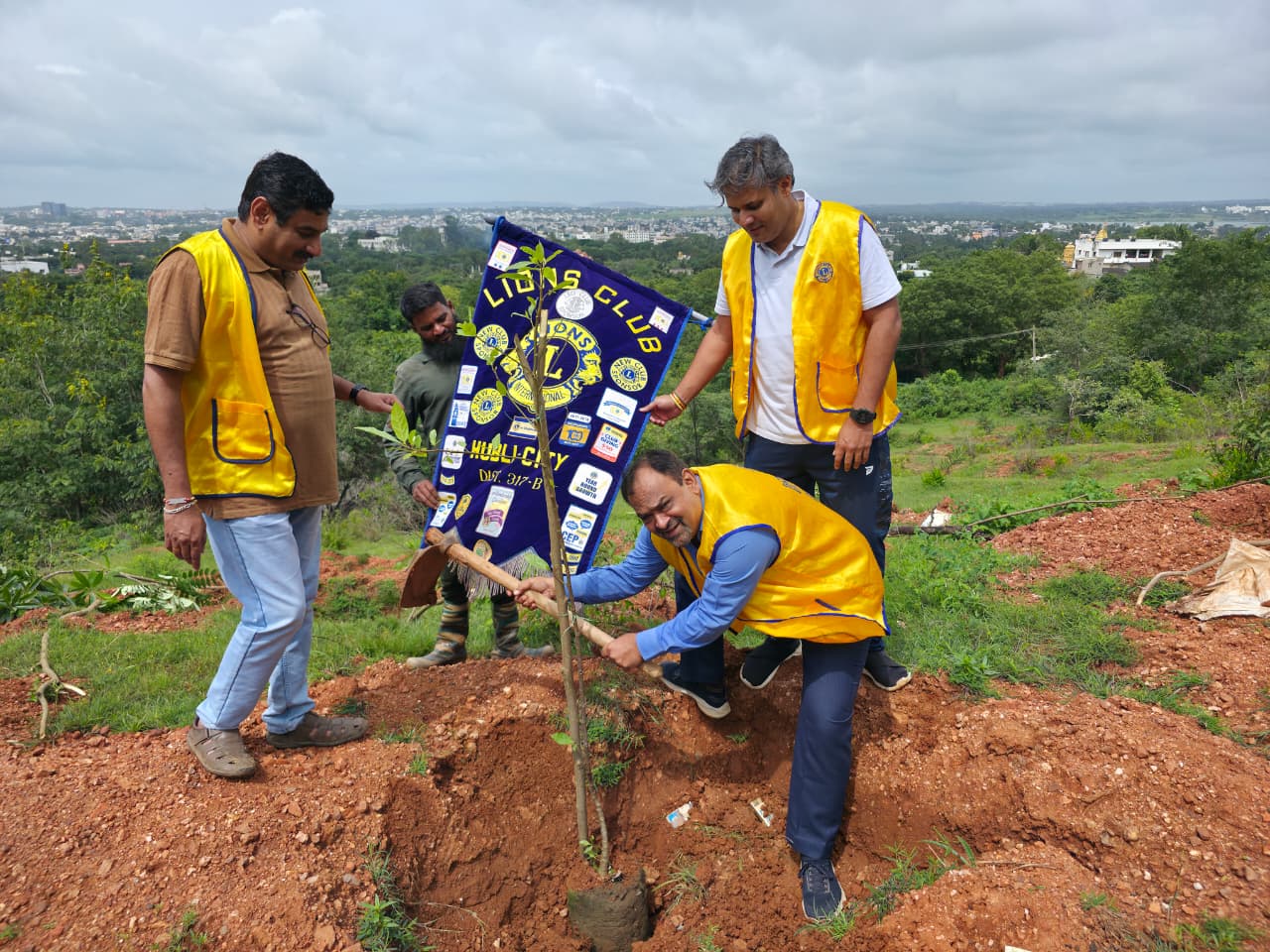 Friday, 22nd August 2025, we P S T of Lions Club of Hubli City, along with our Club Member Ln. Channu Hosmani (President, Green Karnataka Association), organized a plantation drive at Nrupatunga Betta.
