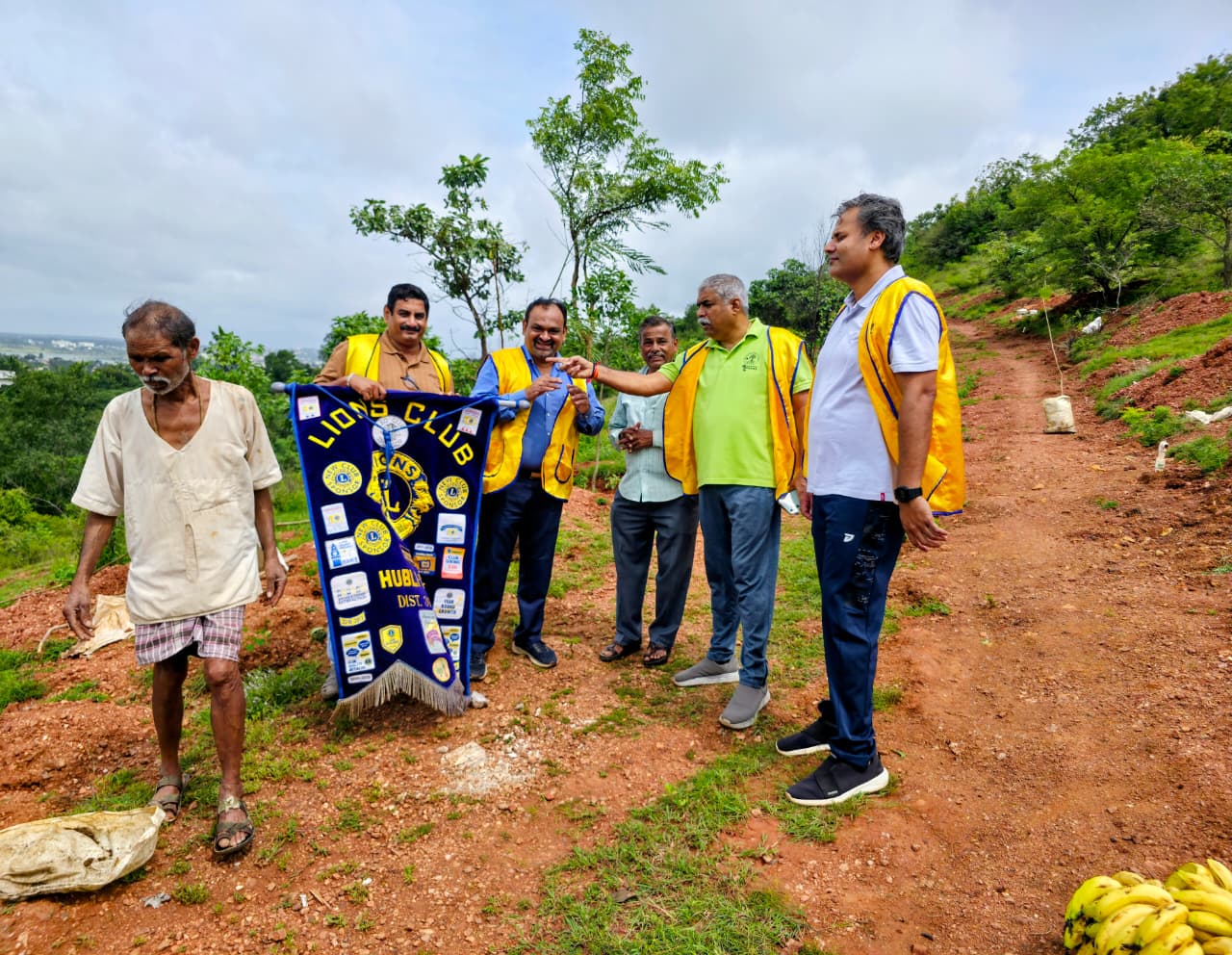 Friday, 22nd August 2025, we P S T of Lions Club of Hubli City, along with our Club Member Ln. Channu Hosmani (President, Green Karnataka Association), organized a plantation drive at Nrupatunga Betta.
