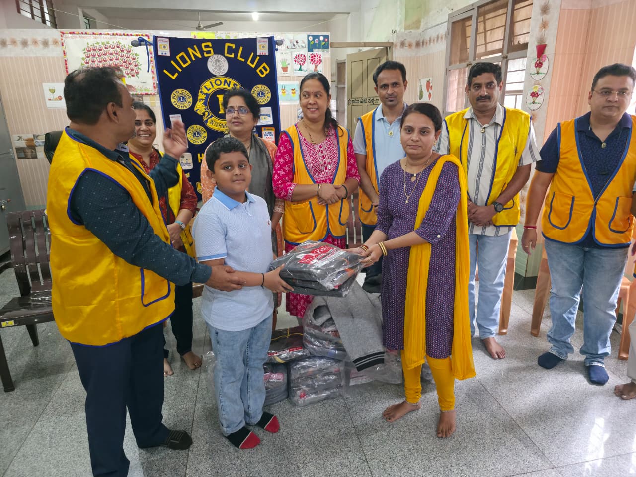 Saturday, 23rd August 2025, we the P.S.T. of Lions Club of Hubli City, with the noble initiative of Ln. Guru Angadi to celebrate his son Cub Vedanth’s Birthday, organized a heartfelt activity at Manovikal Government School for Mentally Challenged Girls.
