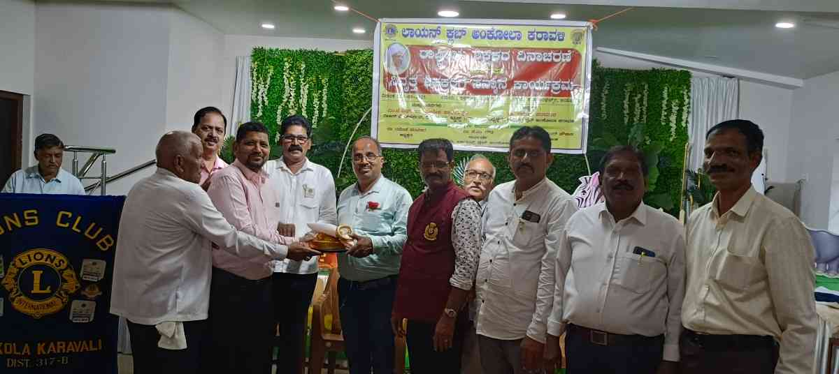 Visiting the  club-Region Chairperson Mr.Rajesh Salehittal