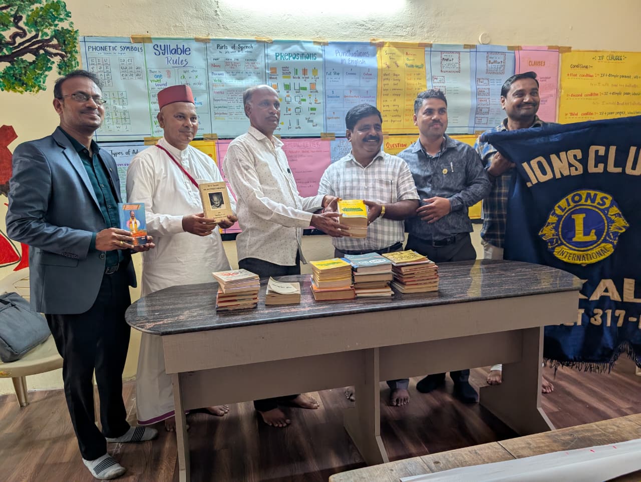 Book distribution to lions library in ilkal.