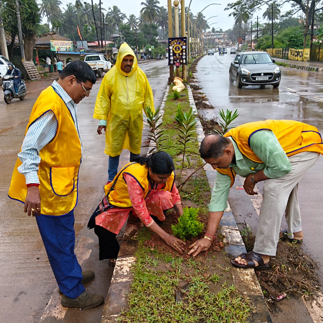 SAVIRADA SASIGALU PART 2 - PLANTING THOUSANDS OF TREES SAPLINGS BETWEEN ROAD DEVIDERS 2ND HALF