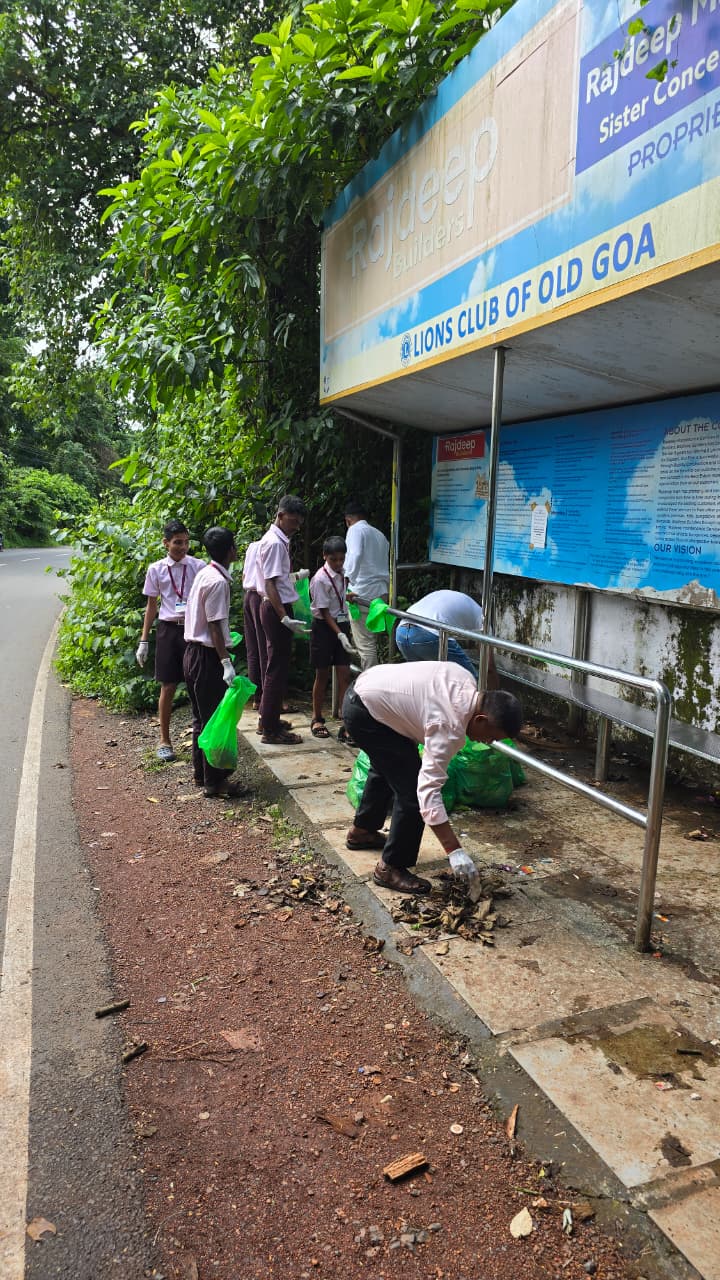 	Cleanliness of Railway Station Garden and Bus Shelter next to the railway station maintained by the Lions Club of Old Goa