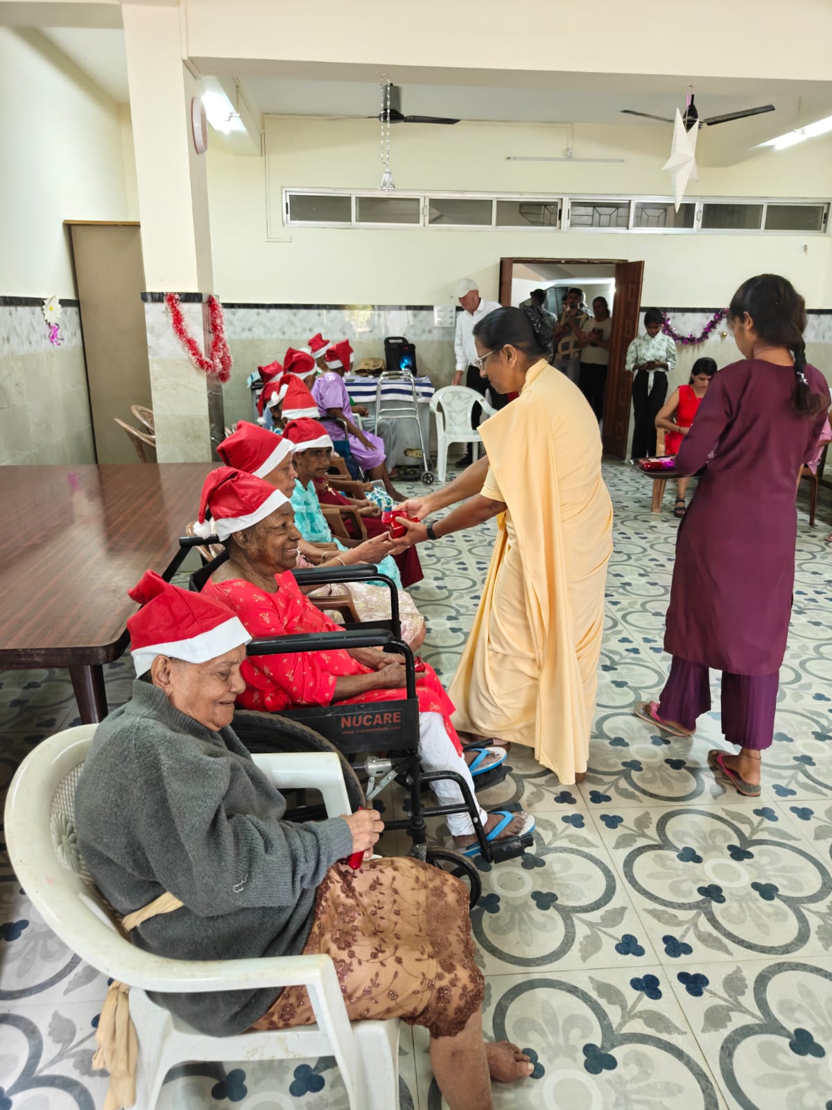 LIONS VISIT TO OLD AGE HOME ON CHRISTMAS DAY