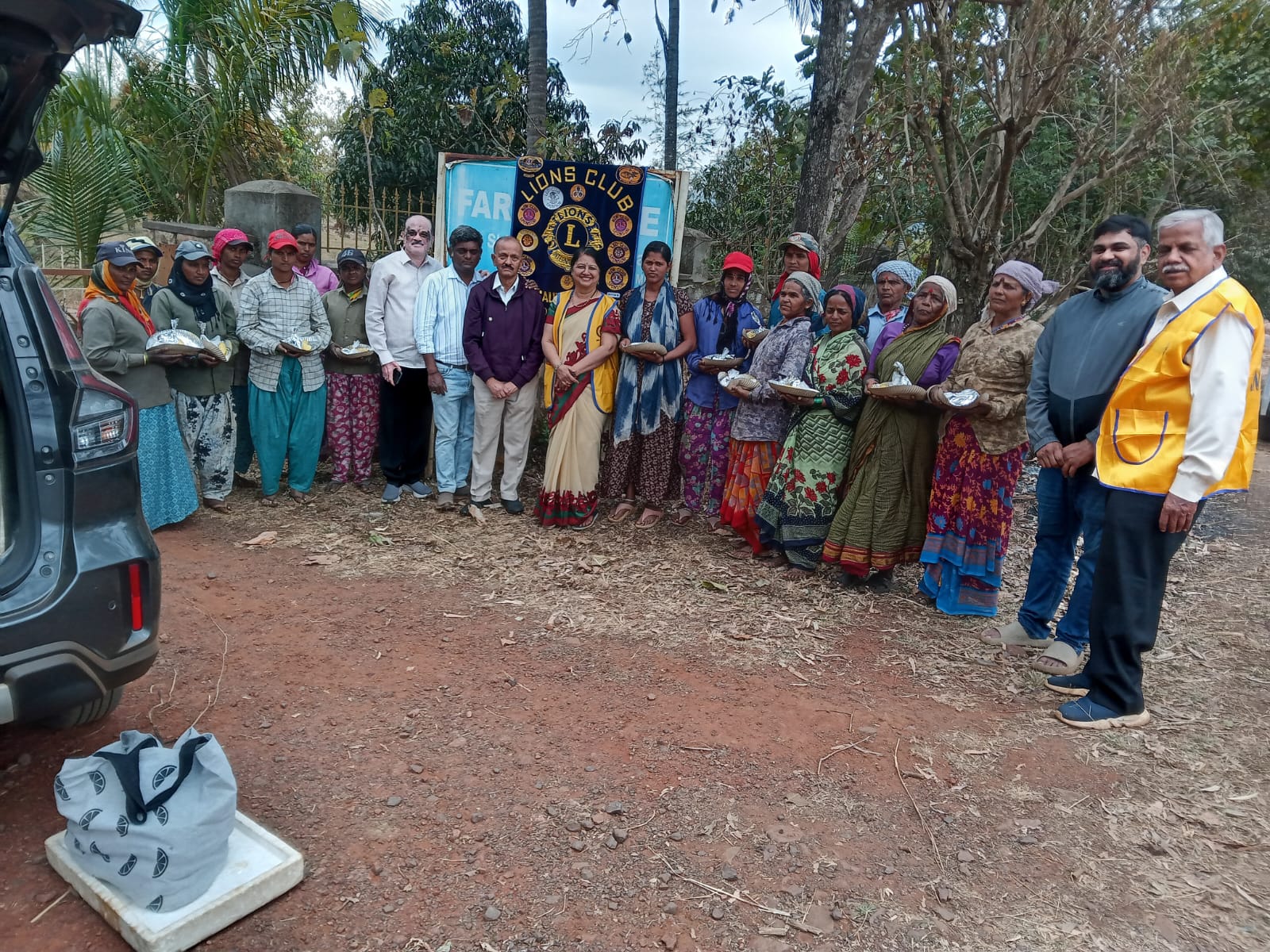 LC Belgaum Tilakwadi Distributed food to daily labourers