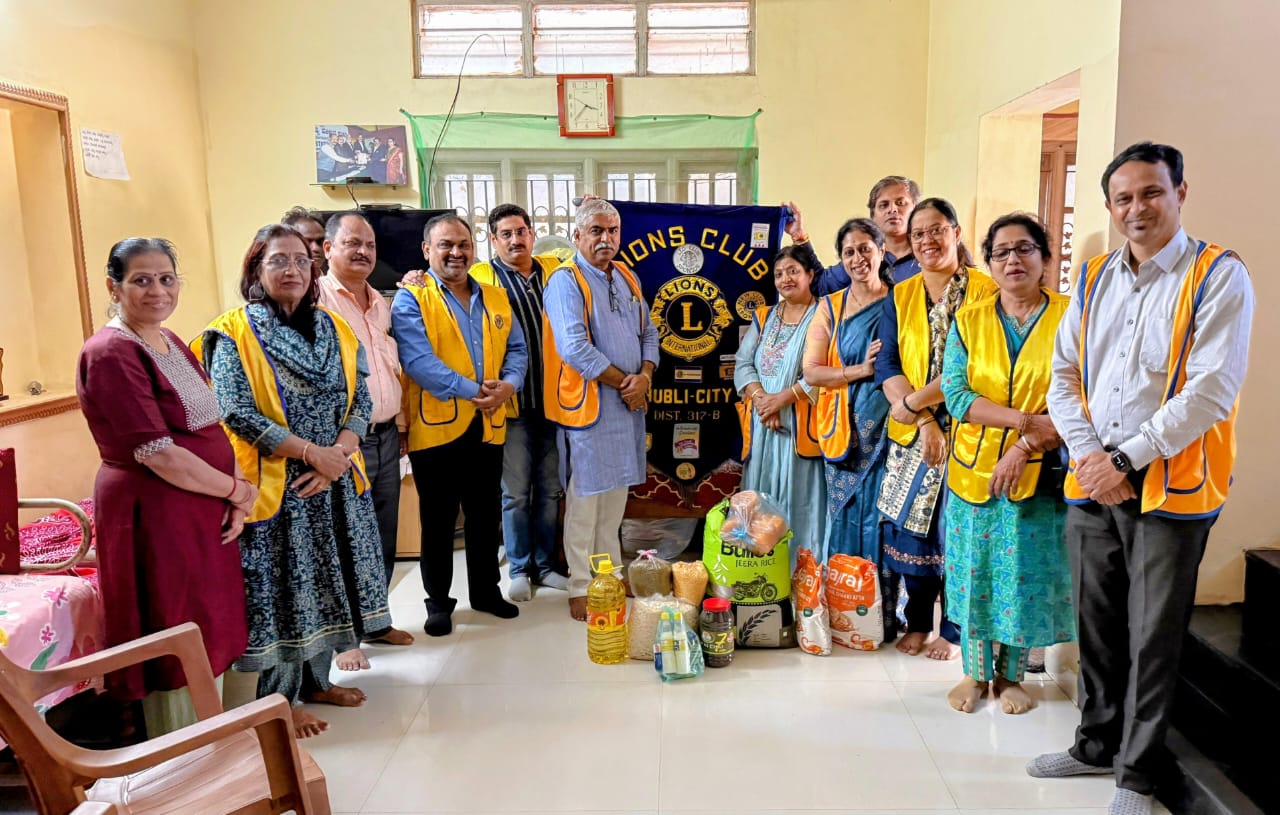 We, the P S T of the Lions Club of Hubli City, along with the Lion Ladies of our Club , visited Basavshree Aashram, Dollars Colony, Hubli and, as planned, donated 15 days’ groceries to the residents of the Aashram .