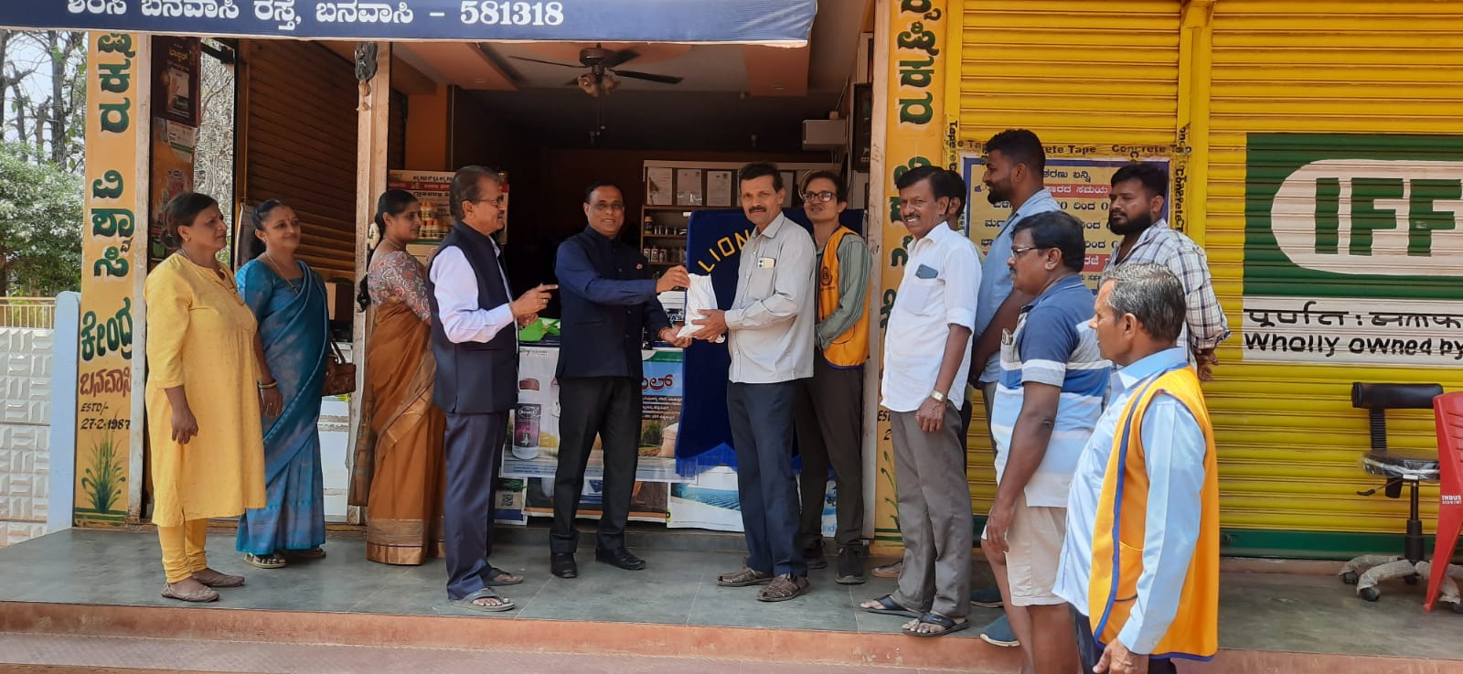 Distribution of Seed Balls with Visited Lions Club of Banvasi With WWW Environment and Gave Cloth Bags